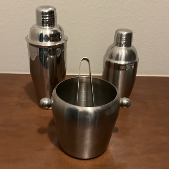 Stainless Steel Shakers & Icebucket - Picture 2 of 5
